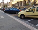 Sulle strisce pedonali e sui marciapiedi, parcheggio selvaggio filosofia di vita