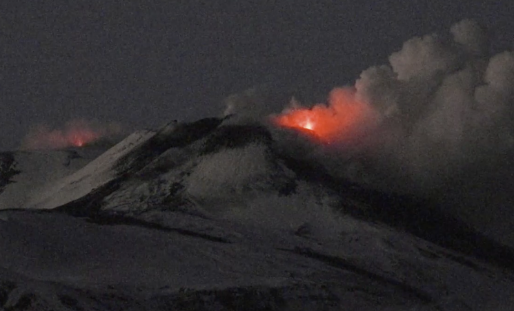 Etna, il vulcano di Catania continua a dar spettacolo