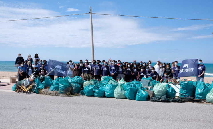 Scoglitti Plastic free, ripulita la spiaggia di Kamarina