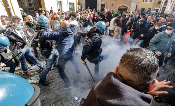 L'estrema destra soffia sul fuoco, tra campagne web e violenze di piazza