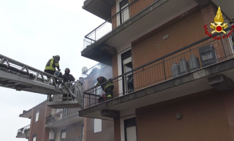 Incendi, in salvo con l’autoscala dei Vigili del fuoco