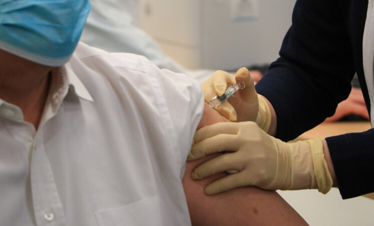 Gimbe, vaccini a vettore virale a giovani, “Più rischi  che benefici”