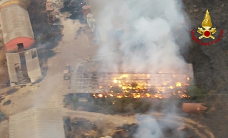 Incendi: continuano fiamme a Pergusa, distrutte 2 aziende