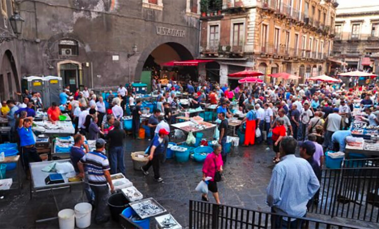 Turisti presi di mira a Catania, fermato borseggiatore in Pescheria