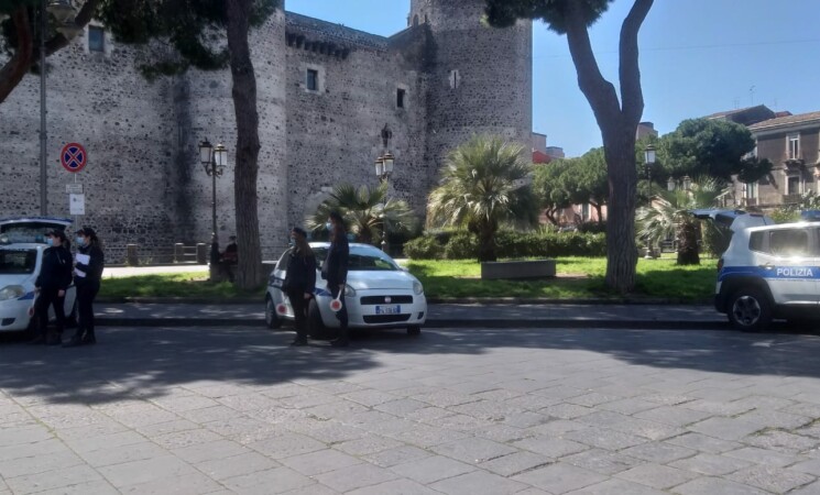 Catania, raffica di verbali e sequestri di scooter nei pressi di Castello Ursino