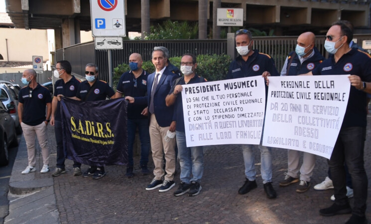 Protesta lavoratori Protezione civile, stabilizzati con stipendio tagliato