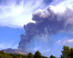 Etna, tregua per cenere e attività esplosiva: la colata lavica continua