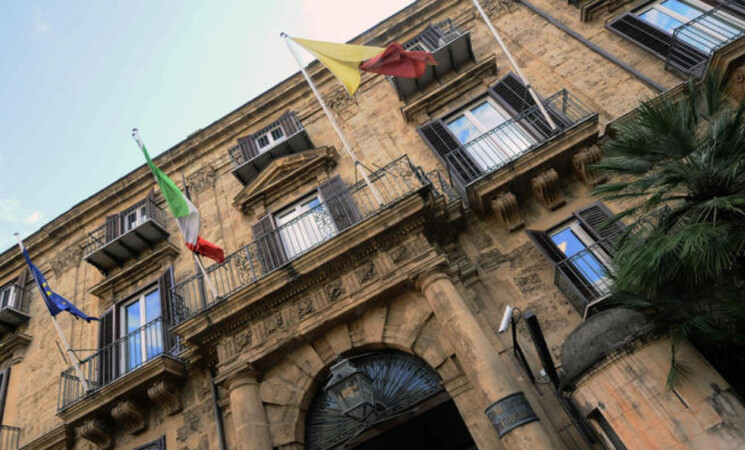 Dipendenti regionali in centinaia in piazza a Palermo e Catania