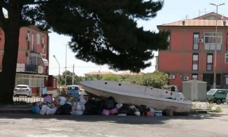 Una barca tra i rifiuti a Catania, incredibile ma vero