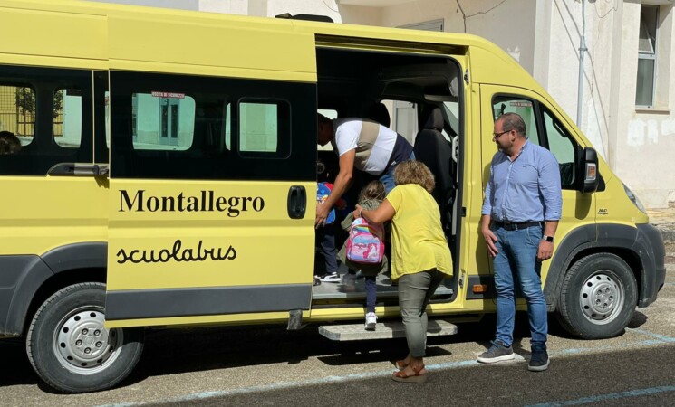 Montallegro, il sindaco diventa autista dello scuolabus - VIDEO