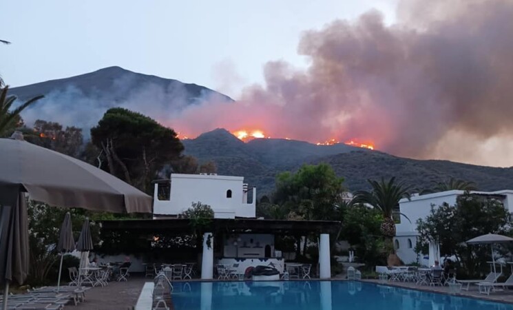 Disastro a Stromboli, sono 11 gli indagati dopo l’incendio sul set