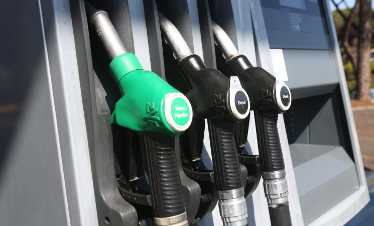 Caro carburanti in Sicilia, benzina e diesel alle stelle: protesta di agricoltori e trasportatori
