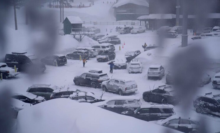 Tempesta di neve epocale in California: 120 mila persone senza luce