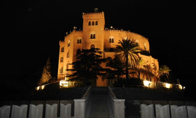 Incendio a Palermo, fiamme lambiscono Castello Utveggio