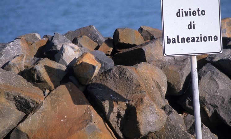 Mare proibito, copione invariato in Sicilia tra foci inquinate e depuratori insufficienti