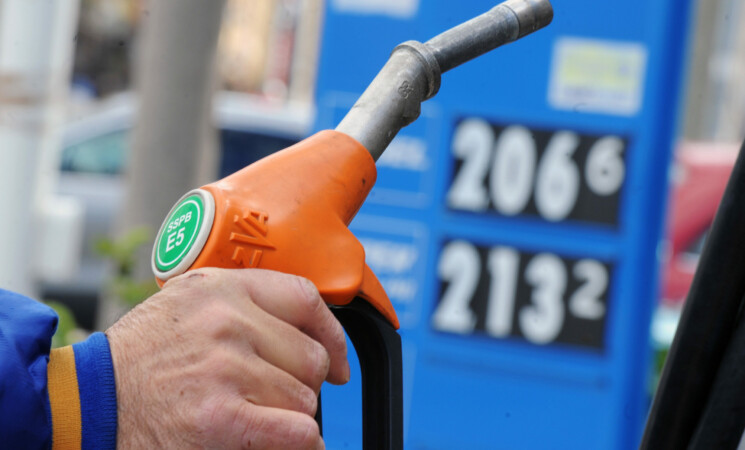 Carburanti, ancora prezzi in discesa: le medie di benzina e gasolio