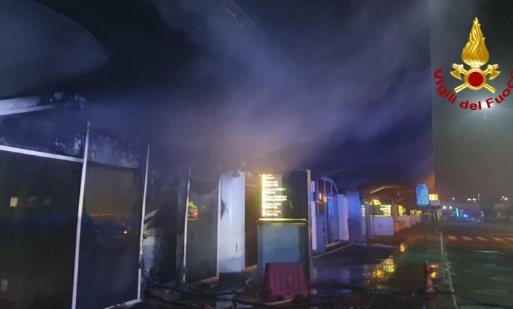 L’incendio e i passeggeri in fuga, cos’è successo all’aeroporto di Catania - VIDEO