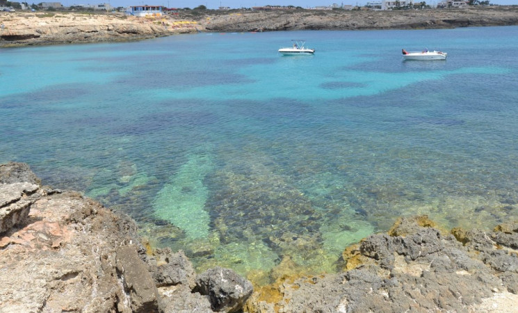 Mistero a Lampedusa: scia luminosa, boati e il ritrovamento di un drop tank israeliano