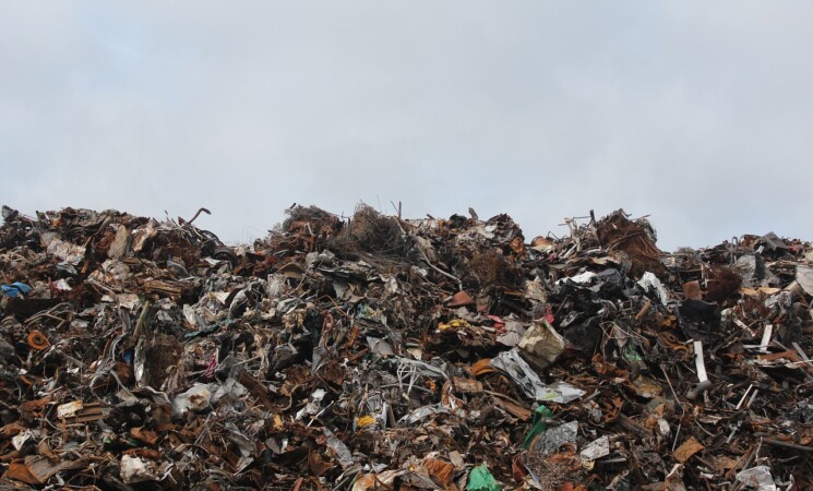 Sicilia, rifiuti indifferenziati all’estero: senza termovalorizzatori, solo discariche piene ed extra-costi