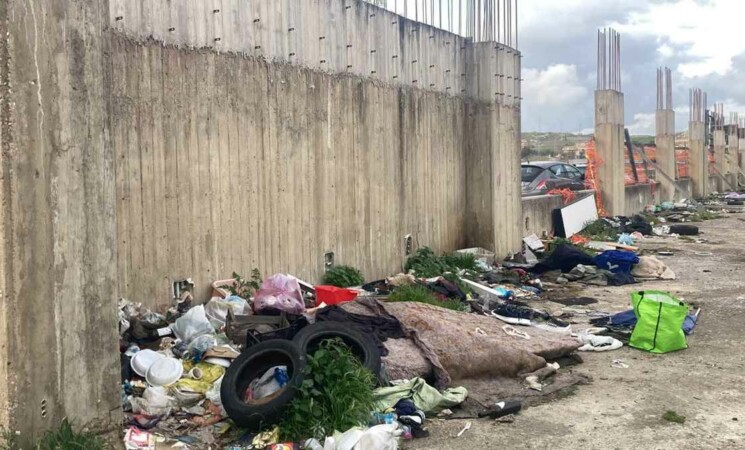 Rifiuti nel parcheggio abbandonato di Piazzale Rosselli ad Agrigento