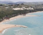 Eraclea Minoa, la sabbia con i camion per il rifacimento della spiaggia