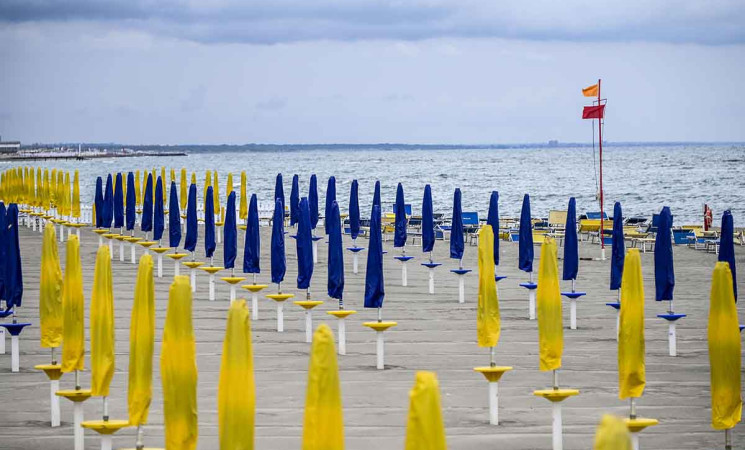 Mondello, stop a tornelli e staccionate sulle spiagge: la Regione siciliana ordina rimozione