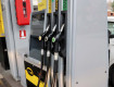 Prezzo del petrolio in forte calo: Brent sotto i 72 dollari, scendono anche i carburanti
