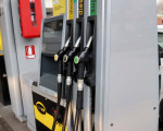 Prezzo del petrolio in forte calo: Brent sotto i 72 dollari, scendono anche i carburanti