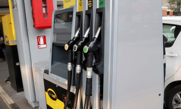 Prezzo del petrolio in forte calo: Brent sotto i 72 dollari, scendono anche i carburanti