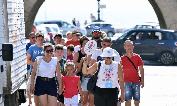 Oltre 800 posti disponibili in tutta Italia: si cercano hostess, steward, guide e addetti per eventi, musei e treni