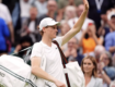 Sinner nella storia: batte Alcaraz in finale e conquista Wimbledon, primo italiano a vincere sull'erba londinese