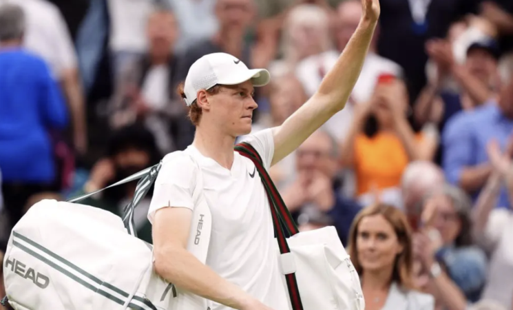 Sinner nella storia: batte Alcaraz in finale e conquista Wimbledon, primo italiano a vincere sull'erba londinese