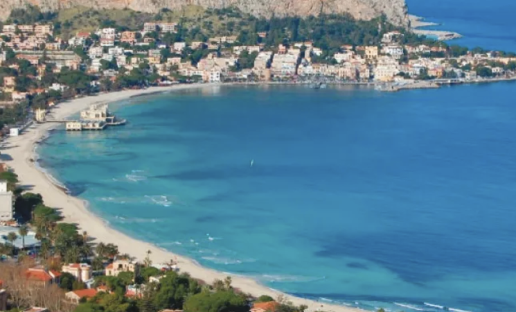 Sicilia, stop a staccionate e tornelli nei lidi: accesso libero alle spiagge