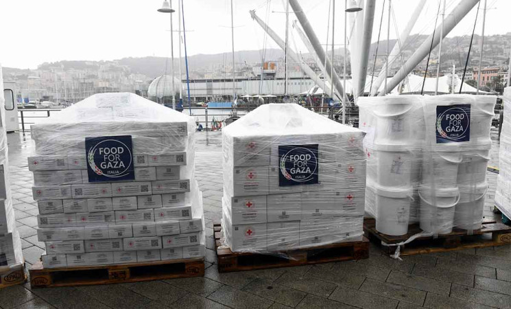 Aiuti italiani a Gaza: 350 tonnellate di farina e cure per i bambini