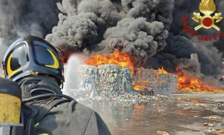 Incendio nella zona industriale di Catania: l’allarme di UGL e la richiesta di più prevenzione