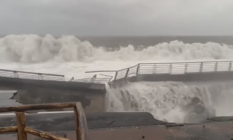 Maltempo in Sicilia: mareggiate devastanti, crolla il lungomare di Santa Teresa di Riva