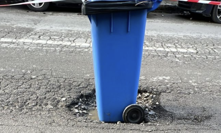 Buca pericolosa a Palermo: cittadini usano bidone della spazzatura per segnalarla