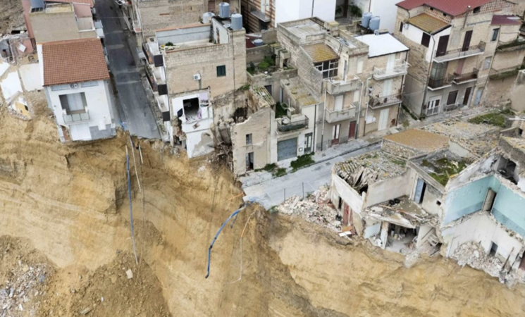 Niscemi riparte dopo la frana: scuole riaperte e aiuti della Regione