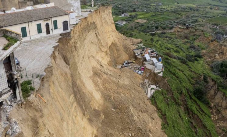 Frana a Niscemi, la situazione resta critica: versante ancora in movimento