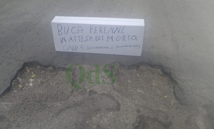 Le strade di Palermo piene di buche: cittadini tappano le voragini con cartoni e cassonetti, il Comune non interviene