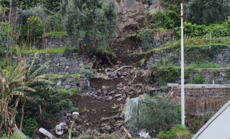 Crollo masso nella Timpa di Acireale: rischio a Santa Maria la Scala, il geologo spiega le cause
