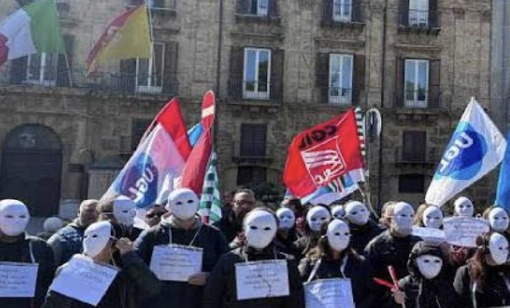 Ex lavoratori Almaviva Palermo: presidio permanente all'ARS, 387 famiglie senza risposte