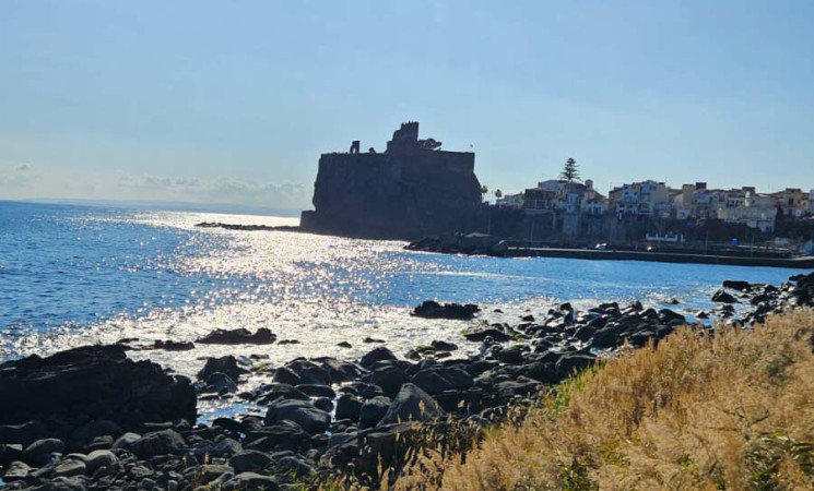 Lungomare Aci Castello-Aci Trezza: progetto e lido dei Ciclopi al Comune
