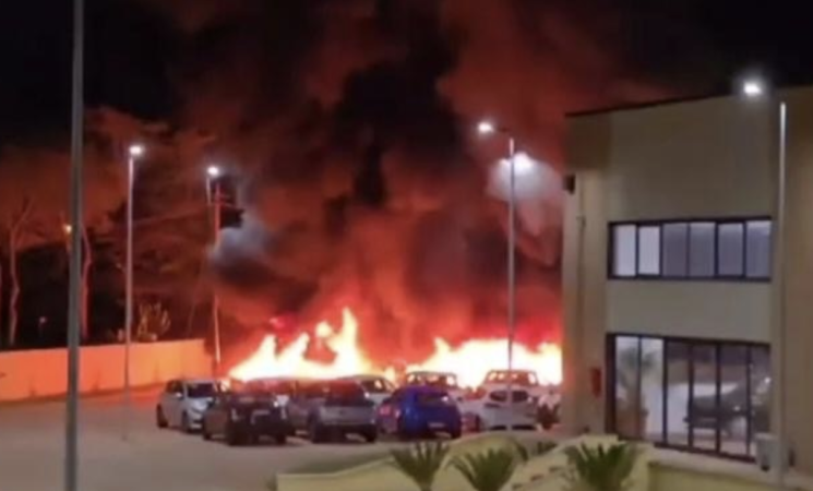 Incendio alla Sicily by Car di Carini, in fiamme 20 auto nella notte