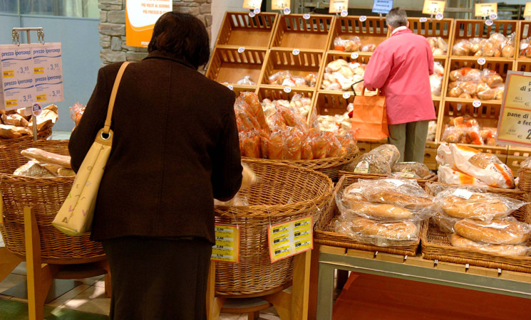 Fiducia dei consumatori ai minimi dal 2023: cresce il timore per l’economia italiana