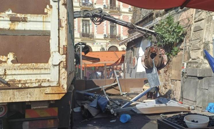 Abusivismo a Catania, rimossi due banconi abusivi alla Pescheria: liberato l’ingresso di Porta Uzeda