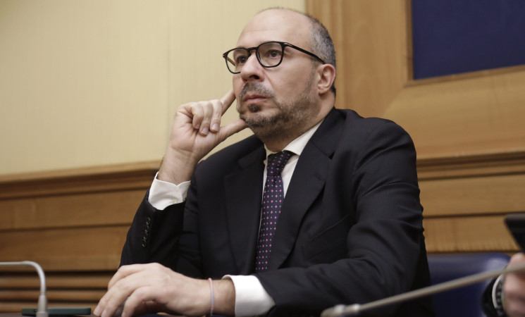 Insulti social a Davide Faraone e alla figlia Sara, la risposta: “Non ci chiuderanno in casa”