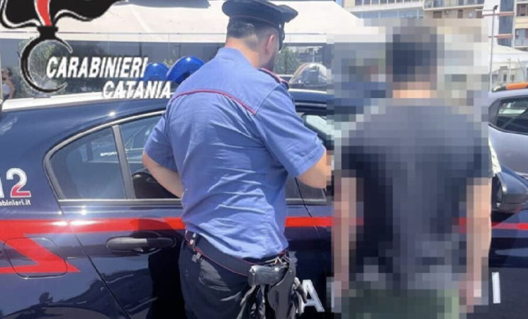 Aggressione a un vigile urbano a Catania, colpito con una pietra da un parcheggiatore abusivo