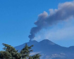 Etna, nuova emissione di cenere e allerta rossa: resta alta l’attenzione sui voli a Catania