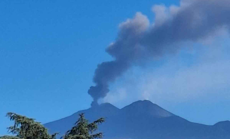 Etna, nuova emissione di cenere e allerta rossa: resta alta l’attenzione sui voli a Catania